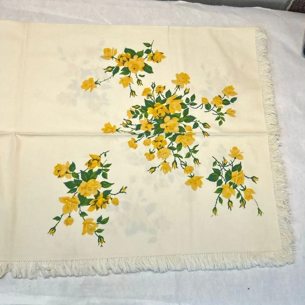 Vtg Tablecloth & Napkin Set Floral Print Yellow Rose Green Leaves Fringe 35